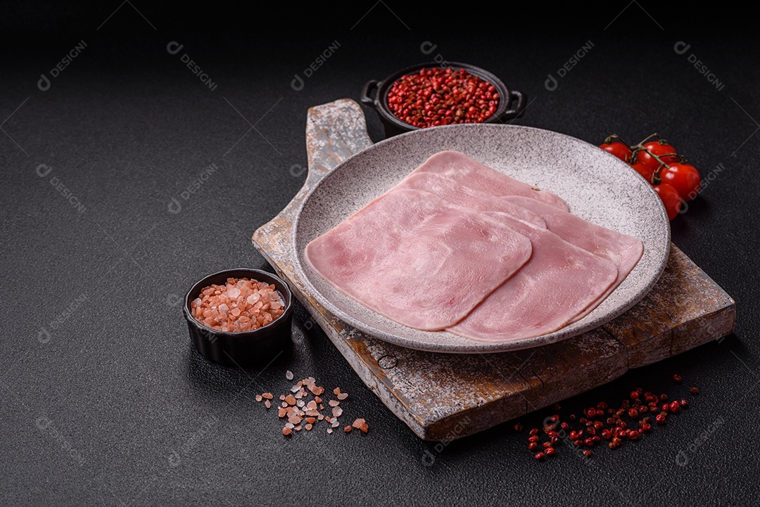 A imagem mostra fatias de presunto, que é um produto de charcutaria feito de carne de porco.