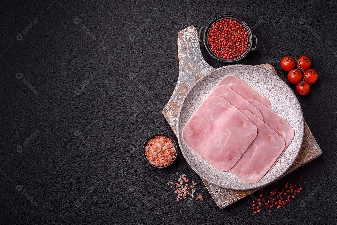 A imagem mostra fatias de presunto, que é um produto de charcutaria feito de carne de porco.