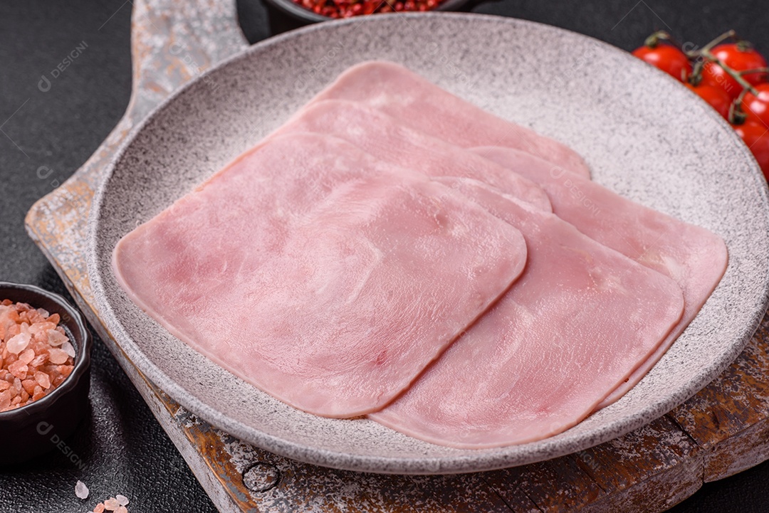 A imagem mostra fatias de presunto, que é um produto de charcutaria feito de carne de porco.