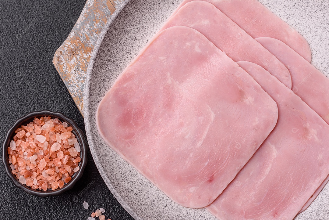 A imagem mostra fatias de presunto, que é um produto de charcutaria feito de carne de porco.