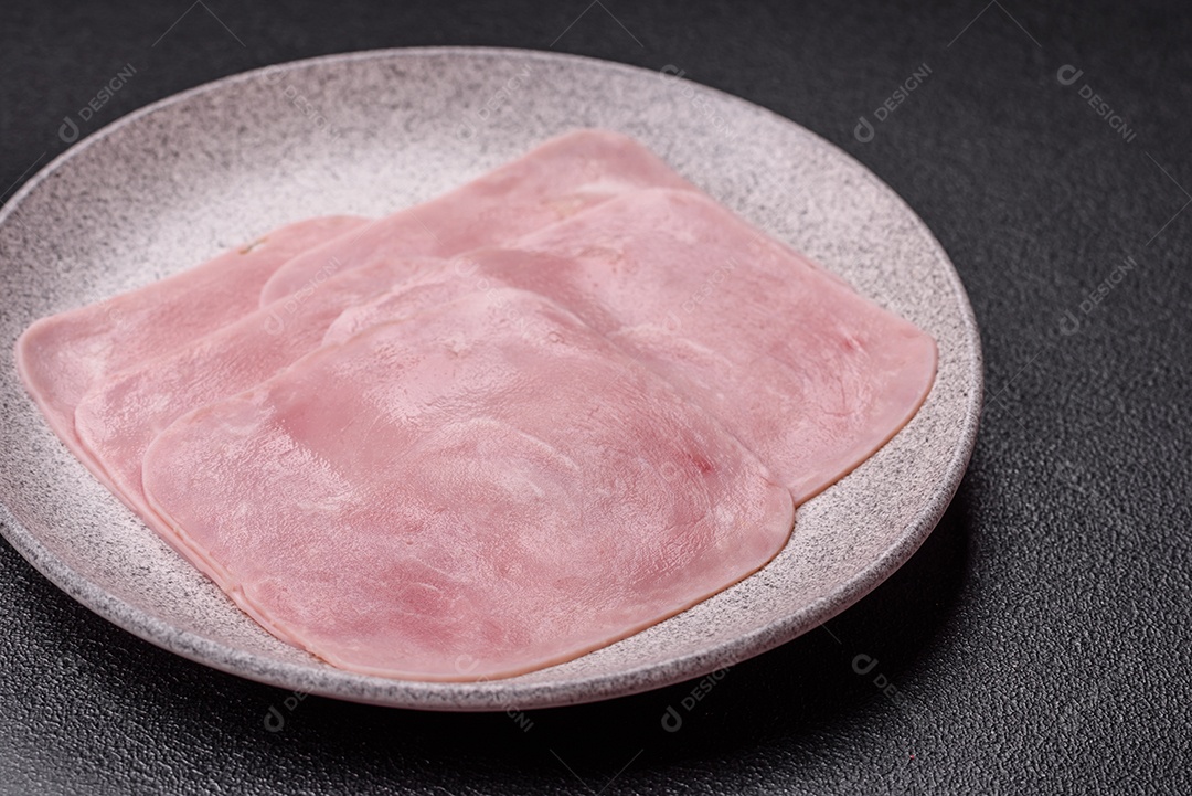 A imagem mostra fatias de presunto, que é um produto de charcutaria feito de carne de porco.