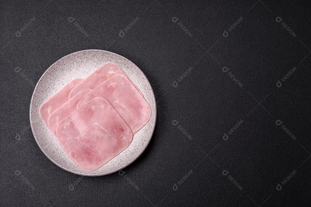 A imagem mostra fatias de presunto, que é um produto de charcutaria feito de carne de porco.