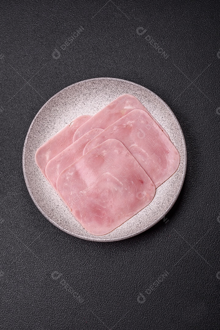 A imagem mostra fatias de presunto, que é um produto de charcutaria feito de carne de porco.