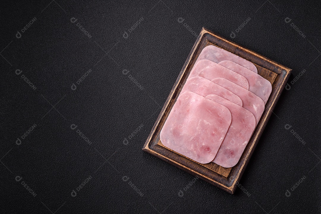 A imagem mostra fatias de presunto, que é um produto de charcutaria feito de carne de porco.