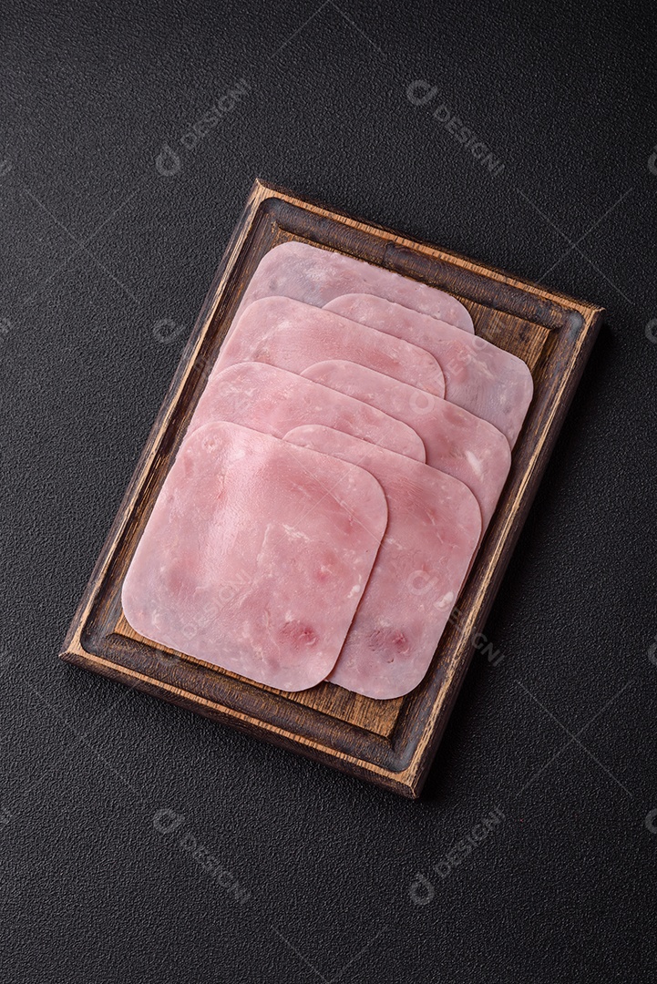 A imagem mostra fatias de presunto, que é um produto de charcutaria feito de carne de porco.
