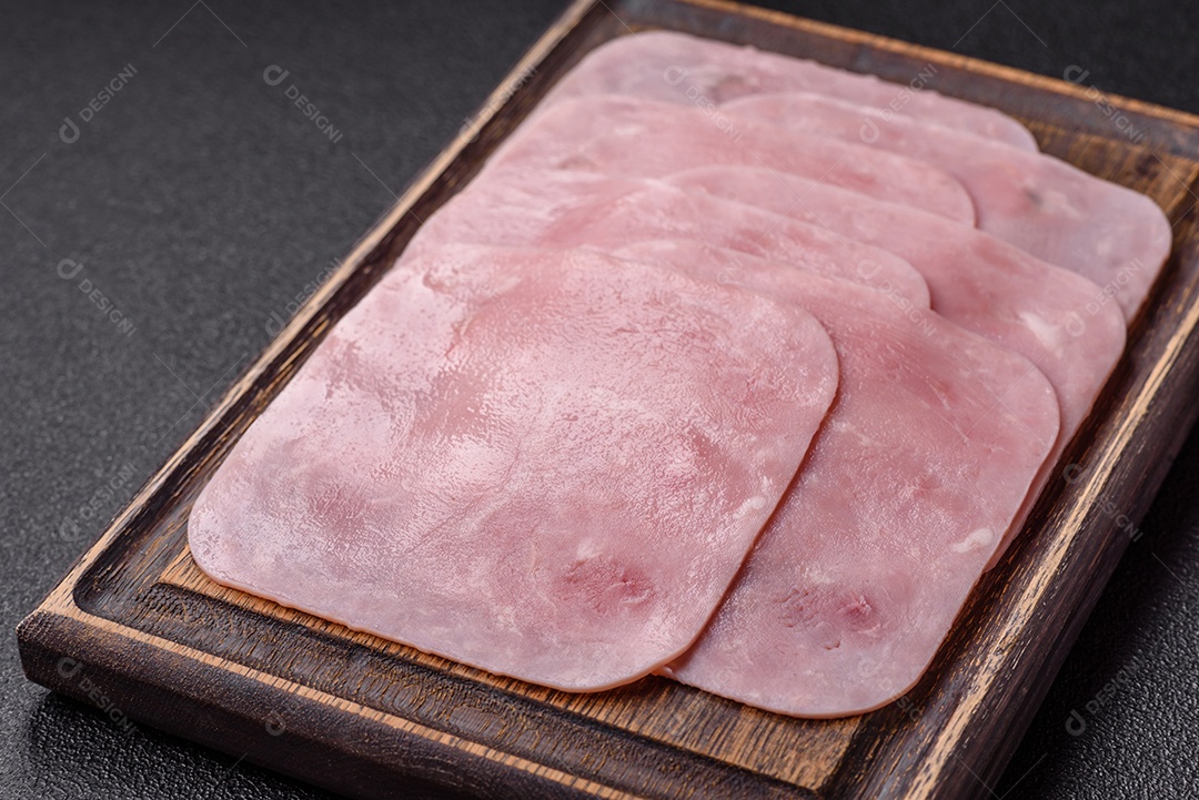 A imagem mostra fatias de presunto, que é um produto de charcutaria feito de carne de porco.