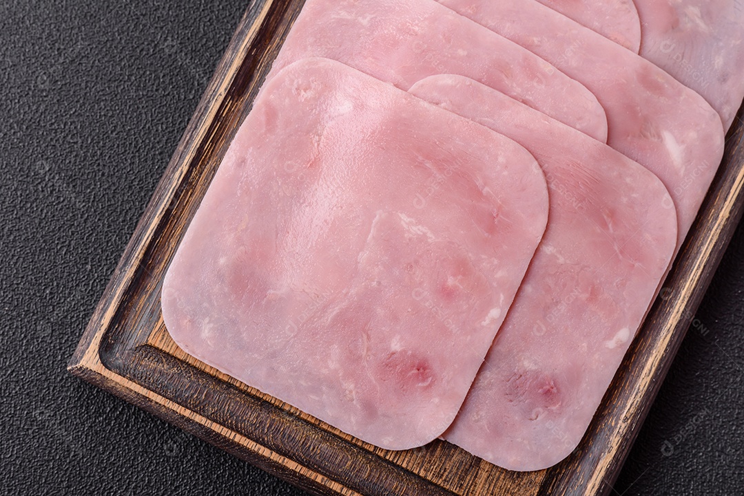 A imagem mostra fatias de presunto, que é um produto de charcutaria feito de carne de porco.