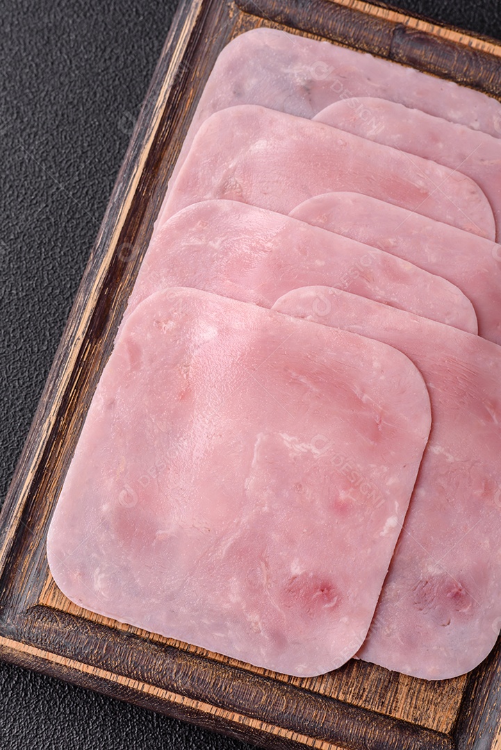 A imagem mostra fatias de presunto, que é um produto de charcutaria feito de carne de porco.