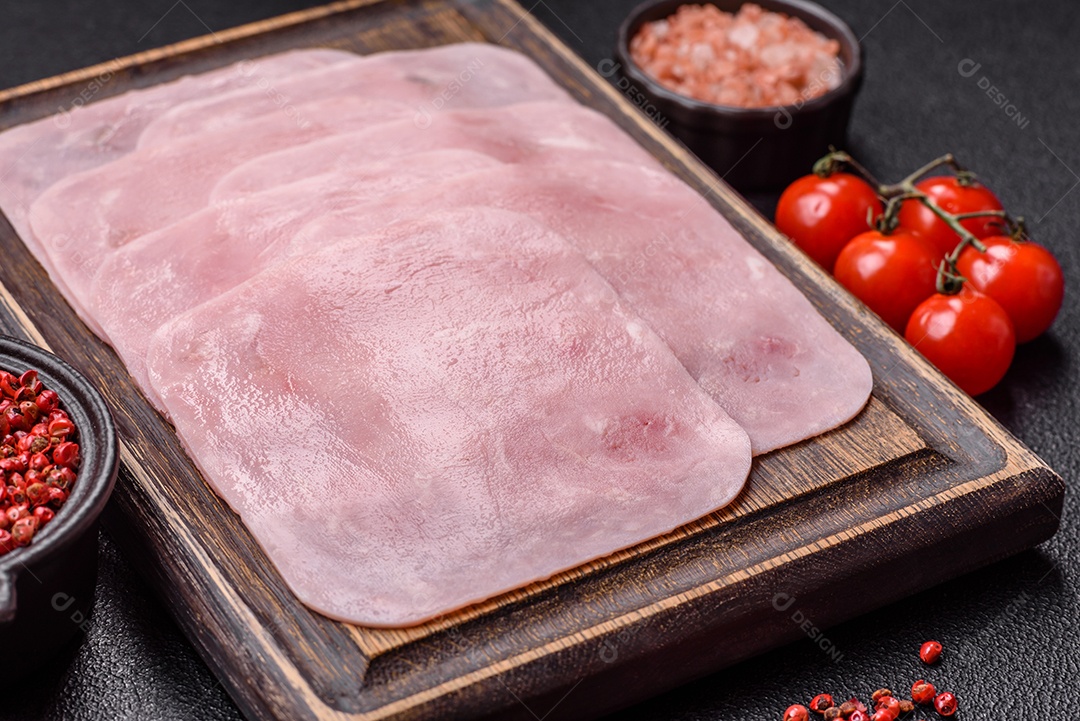 A imagem mostra fatias de presunto, que é um produto de charcutaria feito de carne de porco.