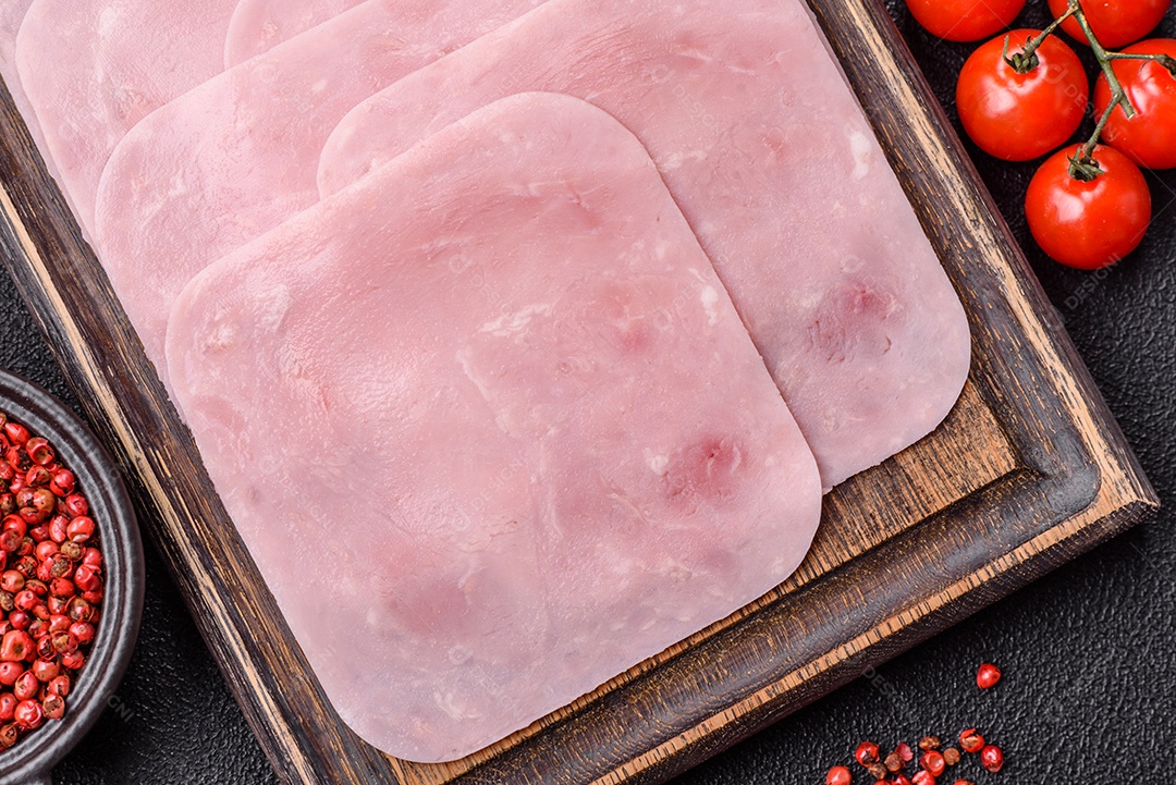 A imagem mostra fatias de presunto, que é um produto de charcutaria feito de carne de porco.