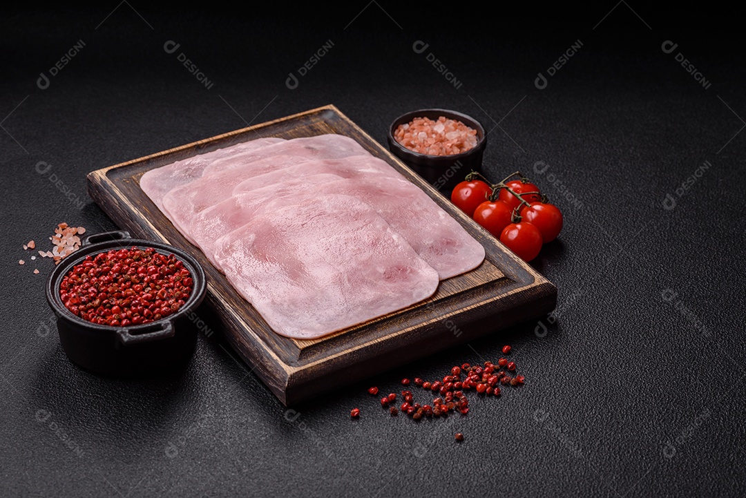 A imagem mostra fatias de presunto, que é um produto de charcutaria feito de carne de porco.