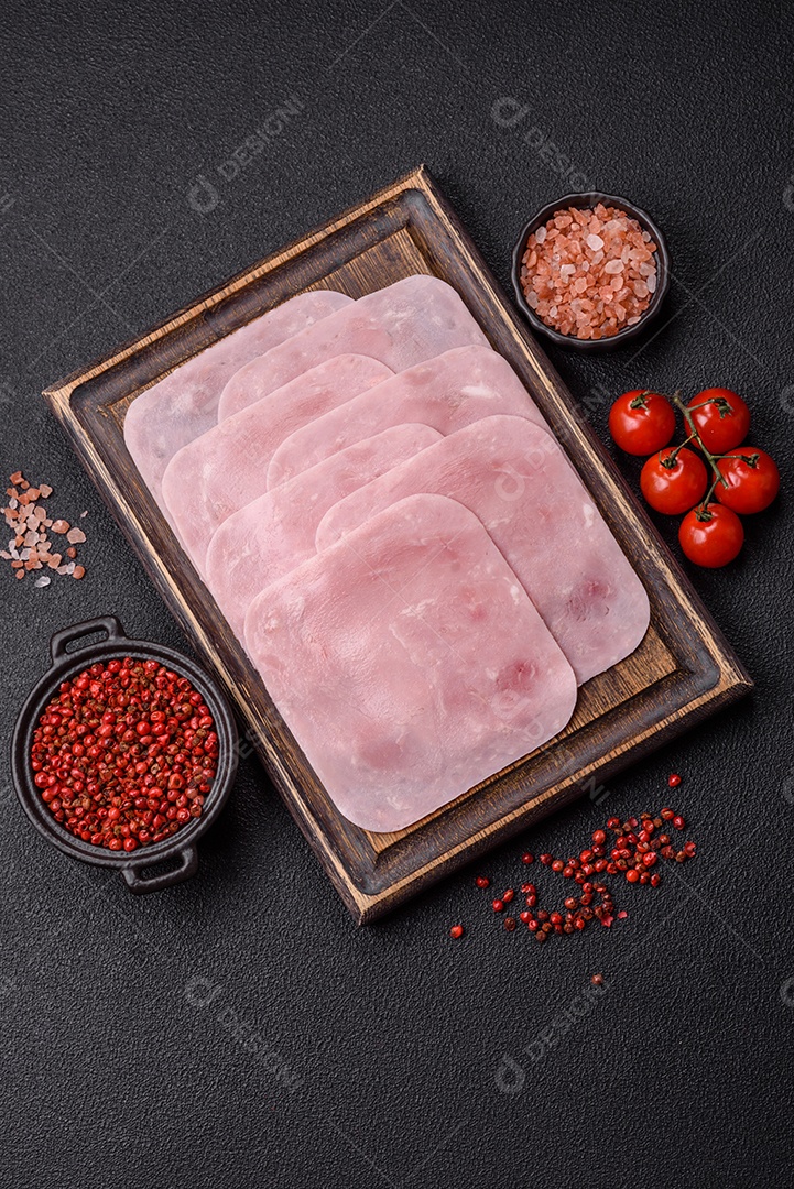 A imagem mostra fatias de presunto cozido, um produto derivado da carne suína.