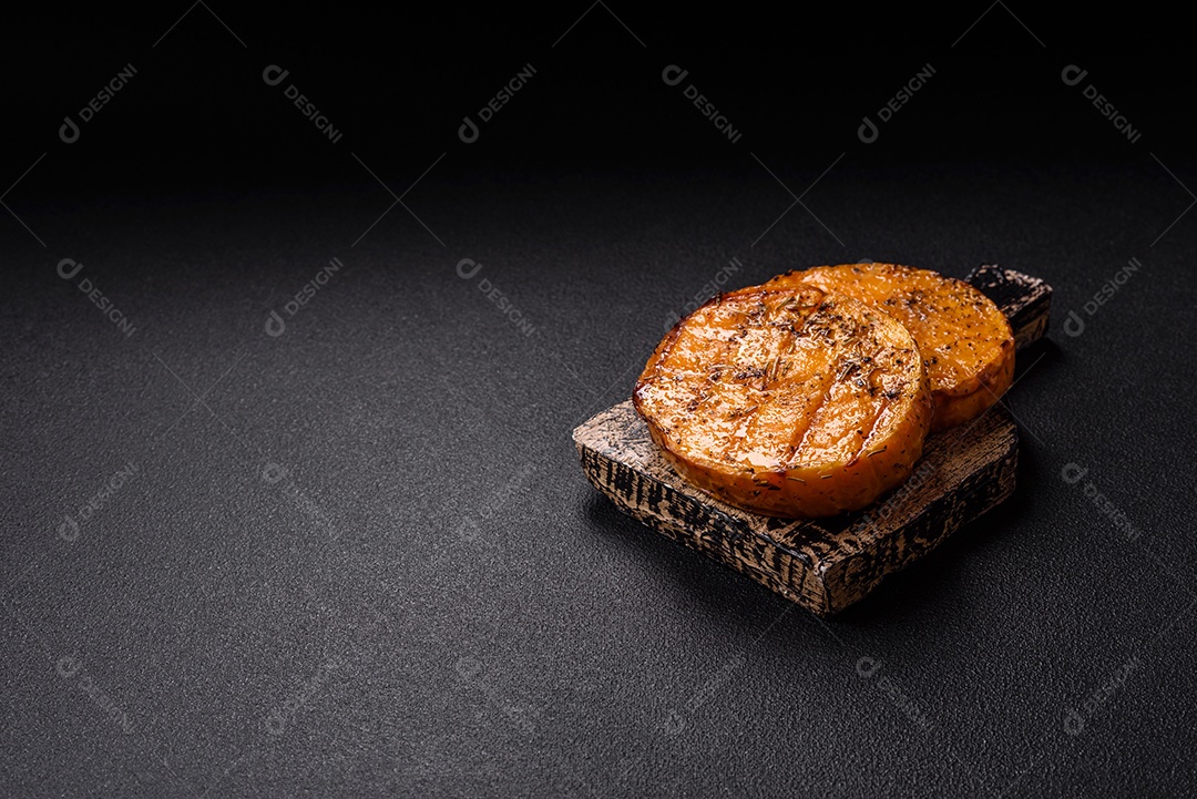 A imagem mostra batata-doce assada no forno