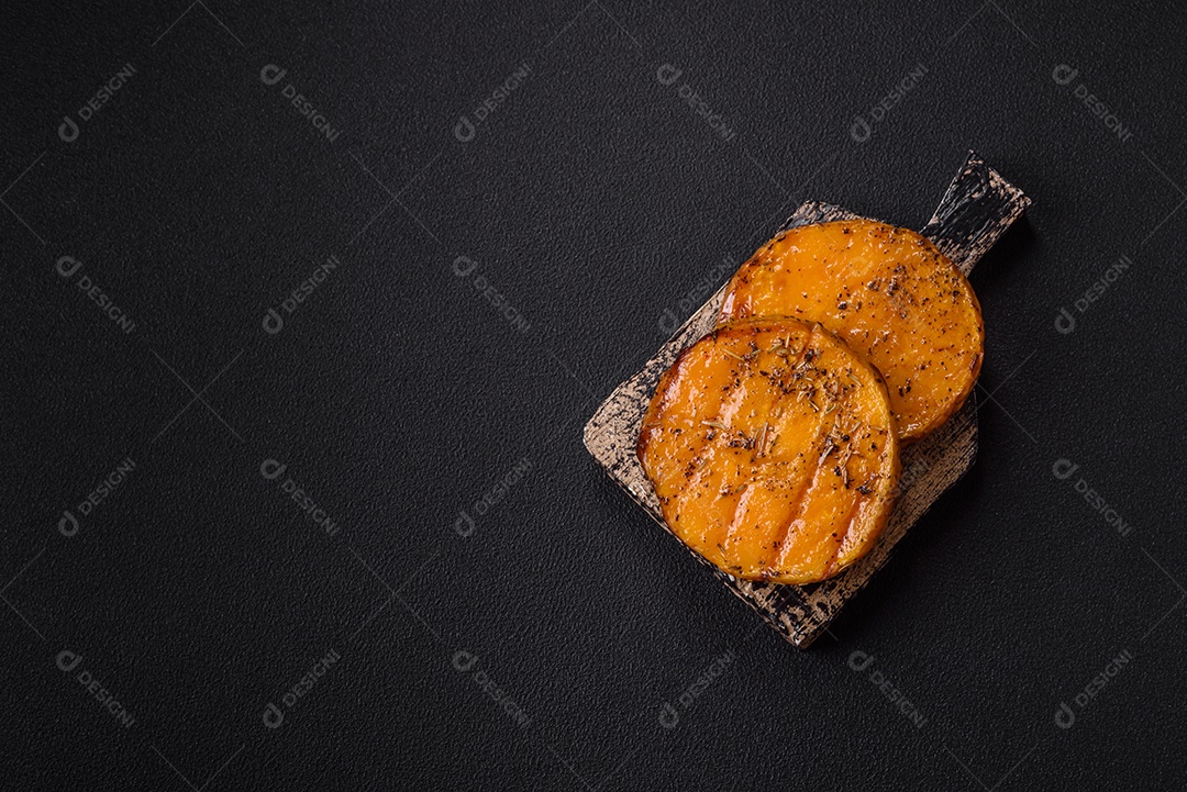 A imagem mostra batata-doce assada no forno