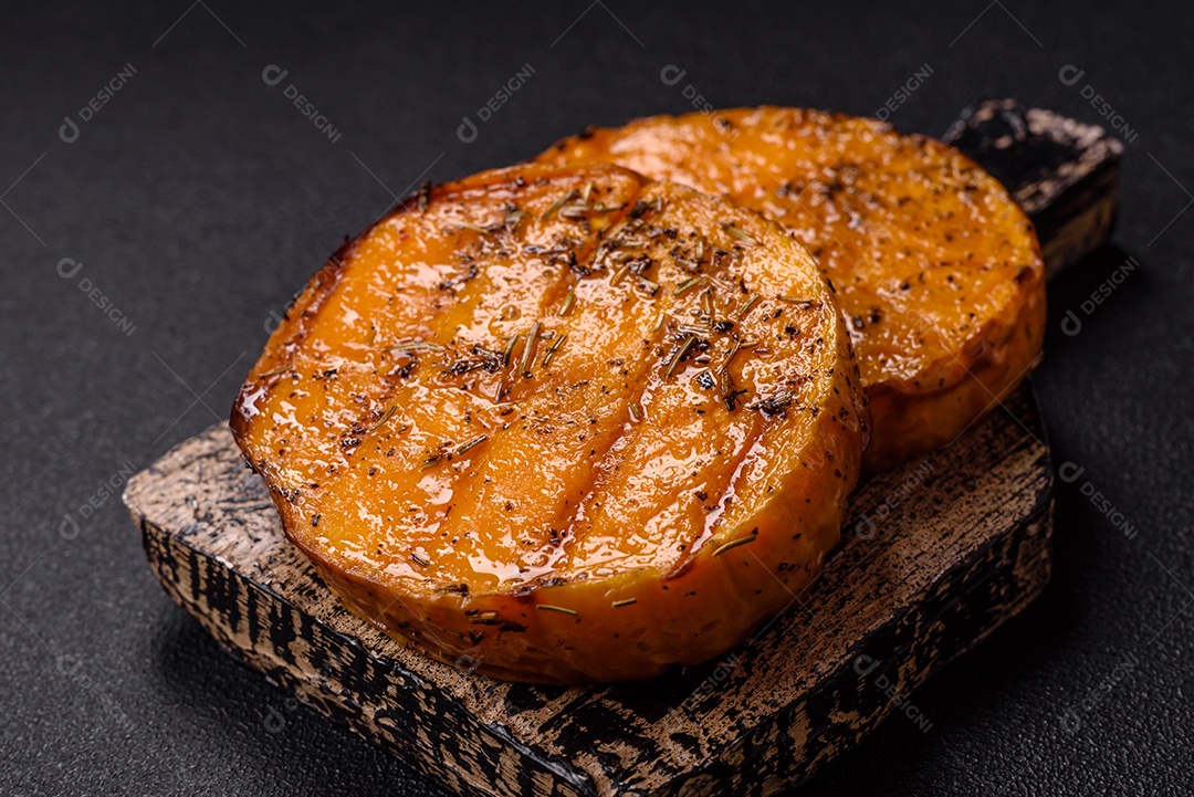 A imagem mostra batata-doce assada no forno