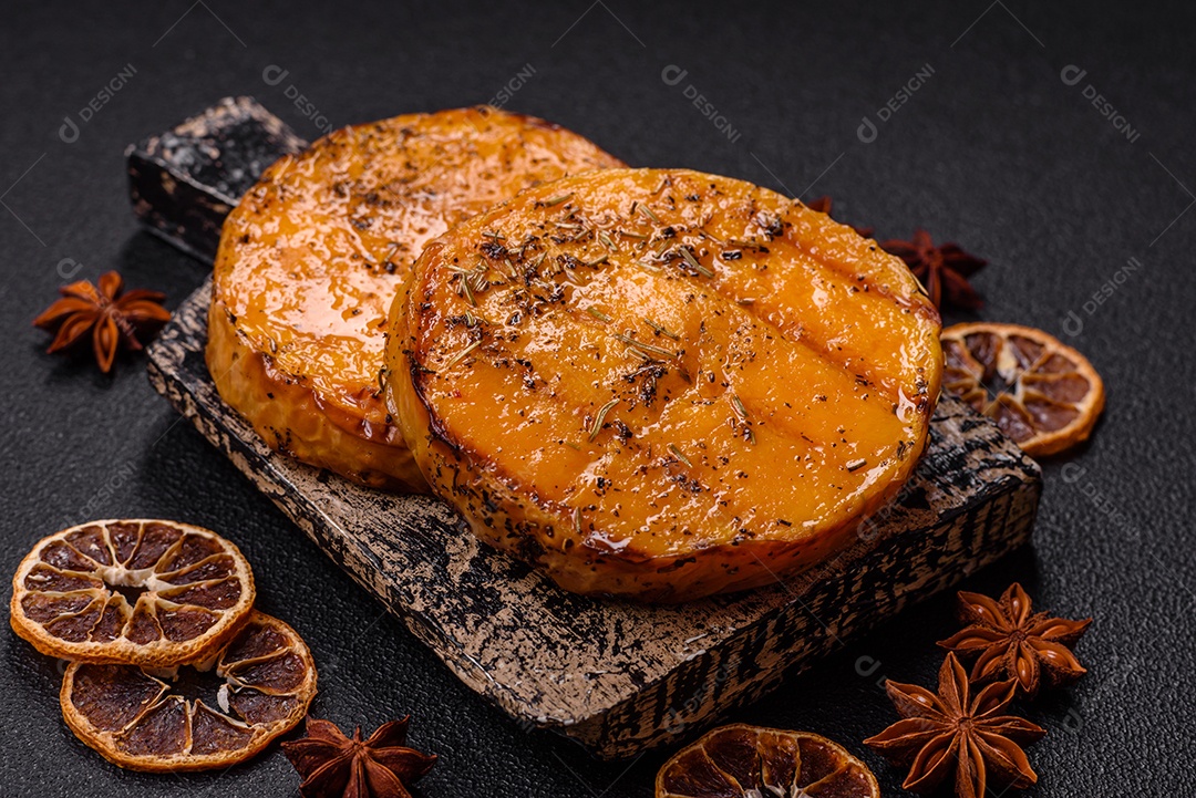 A imagem mostra batata-doce assada no forno