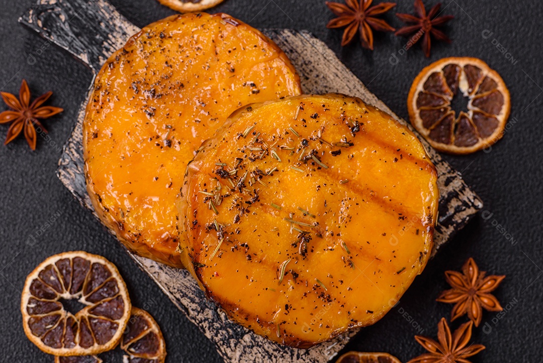 A imagem mostra batata-doce assada no forno