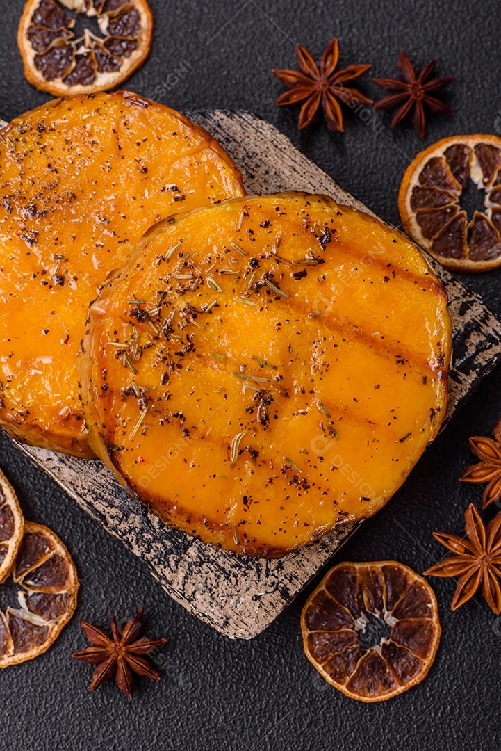 A imagem mostra batata-doce assada no forno