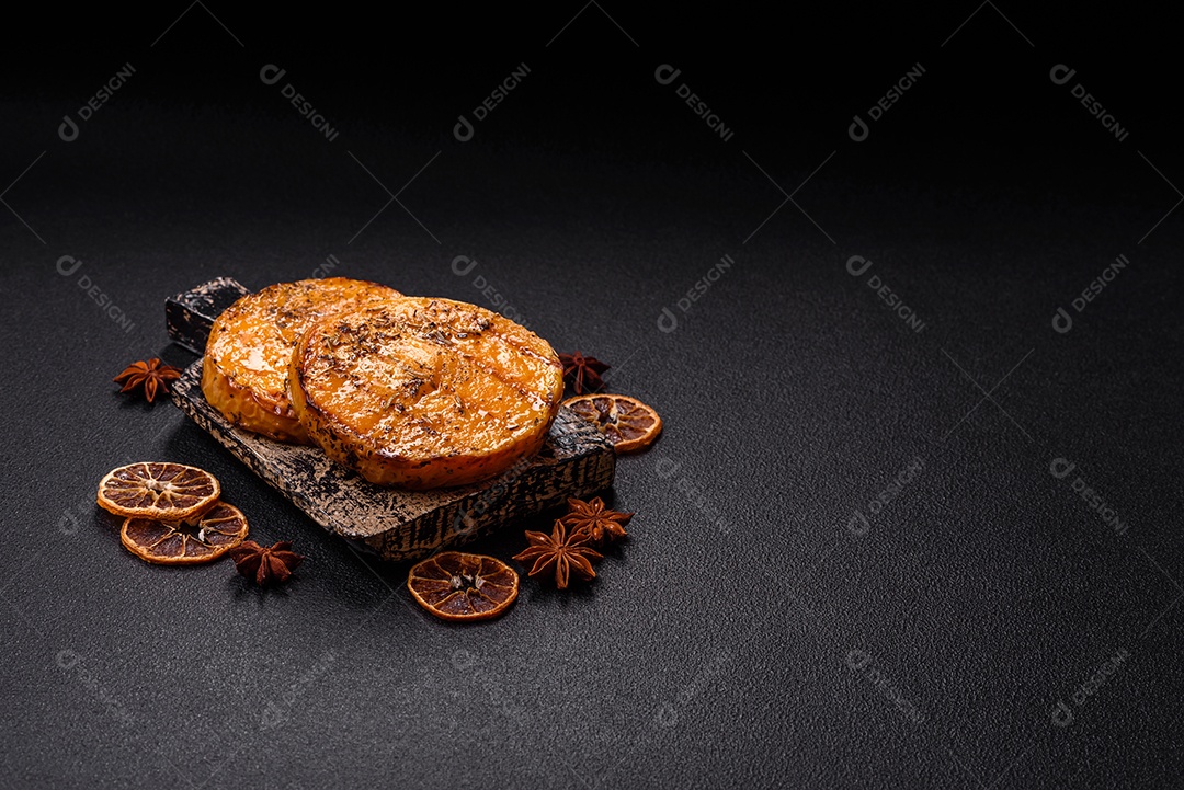 A imagem mostra batata-doce assada no forno