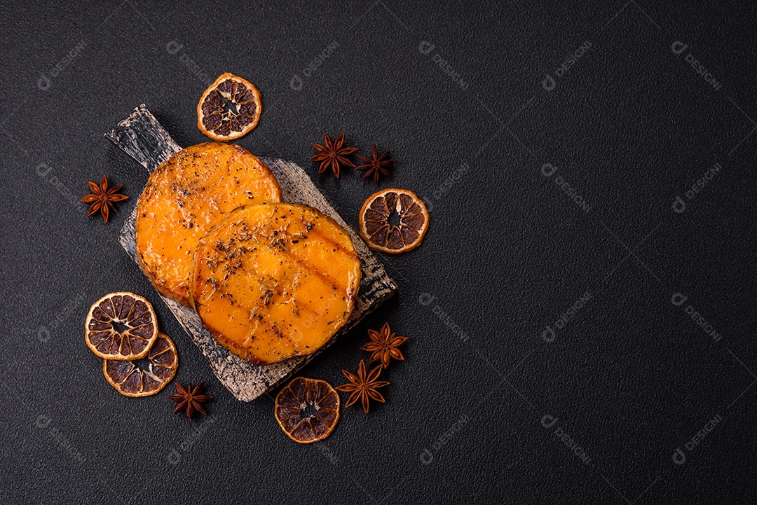 A imagem mostra batata-doce assada no forno