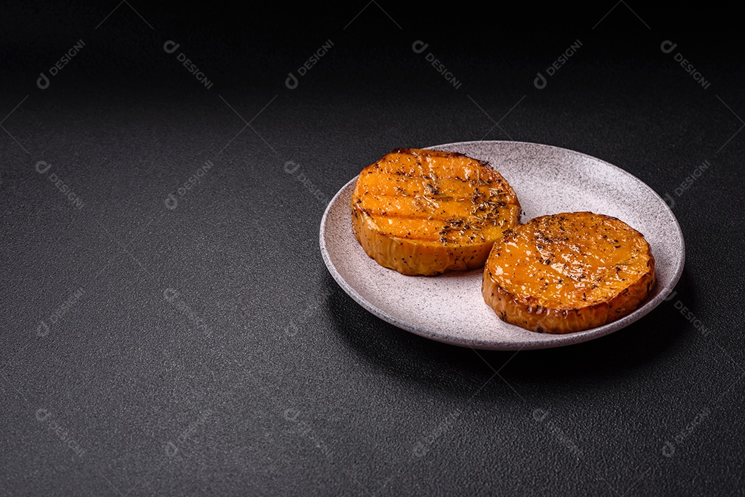 A imagem mostra batata-doce assada no forno