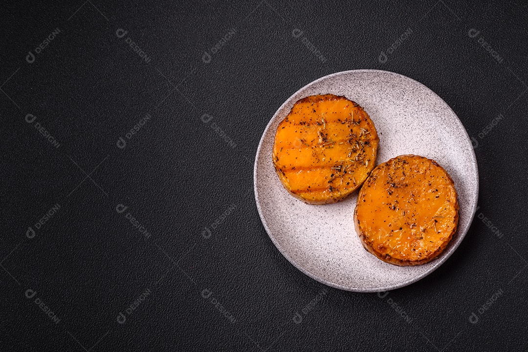 A imagem mostra batata-doce assada no forno