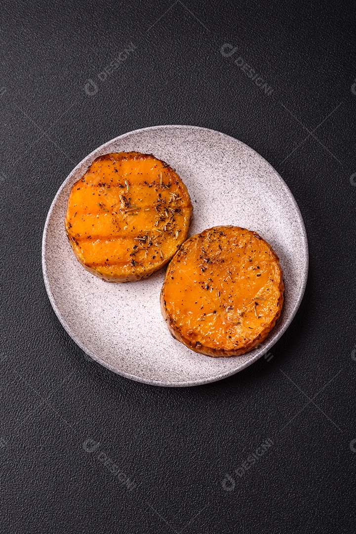 A imagem mostra batata-doce assada no forno