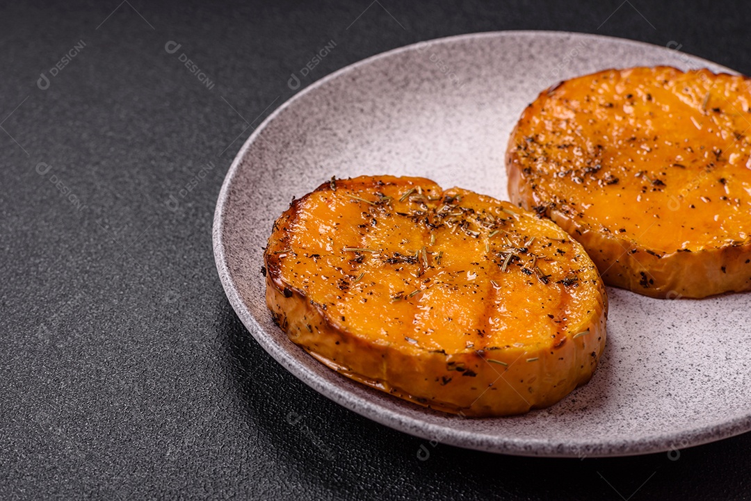 A imagem mostra batata-doce assada no forno