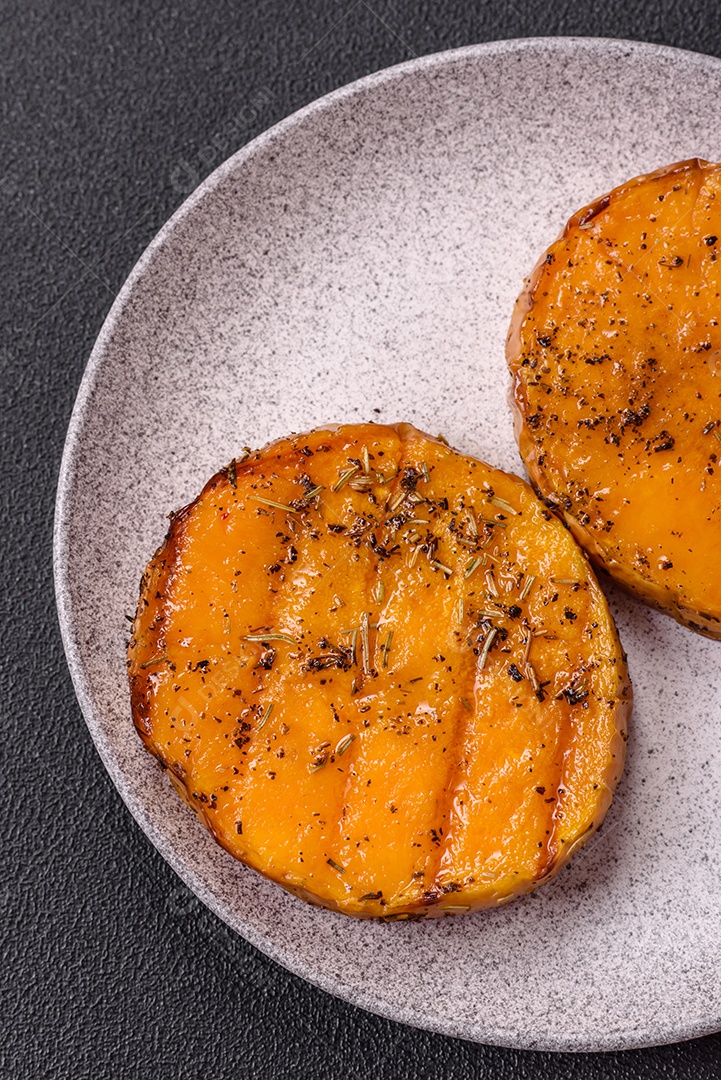 A imagem mostra batata-doce assada no forno