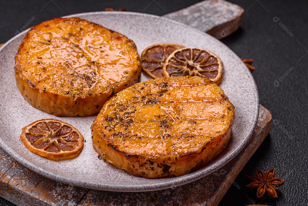 A imagem mostra batata-doce assada no forno