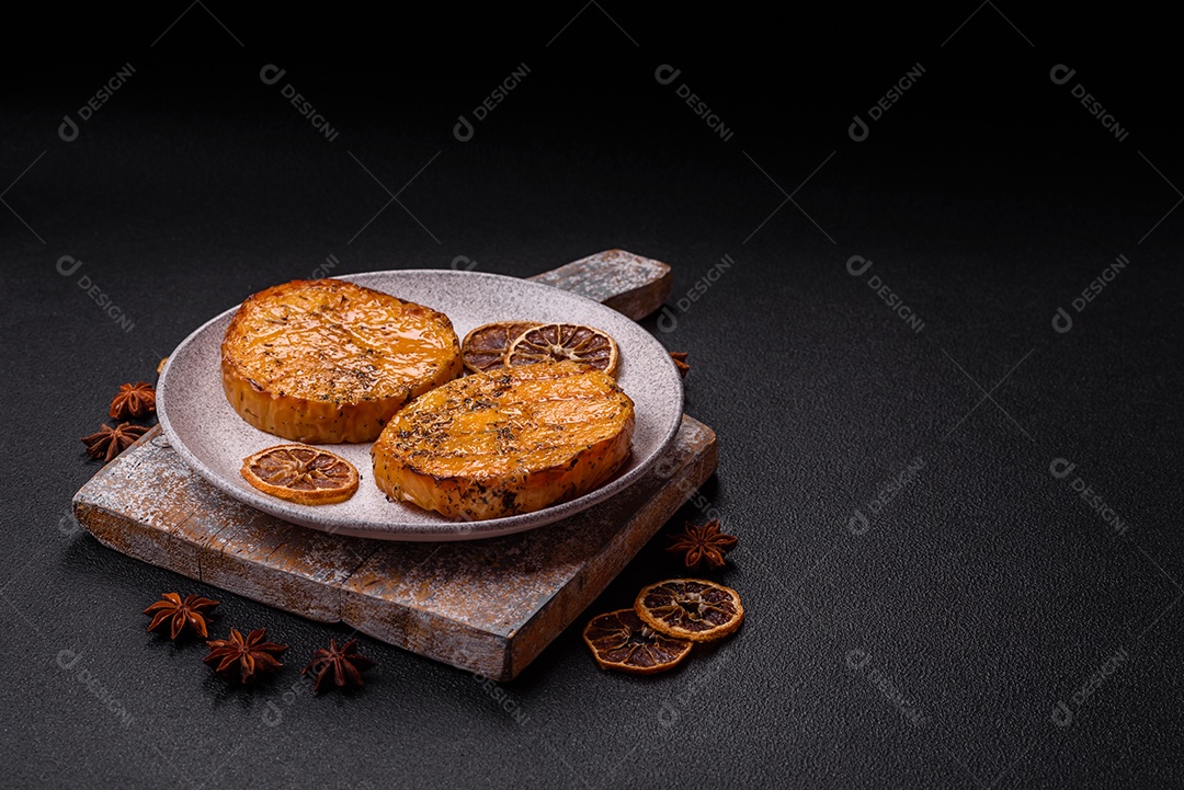 A imagem mostra batata-doce assada no forno