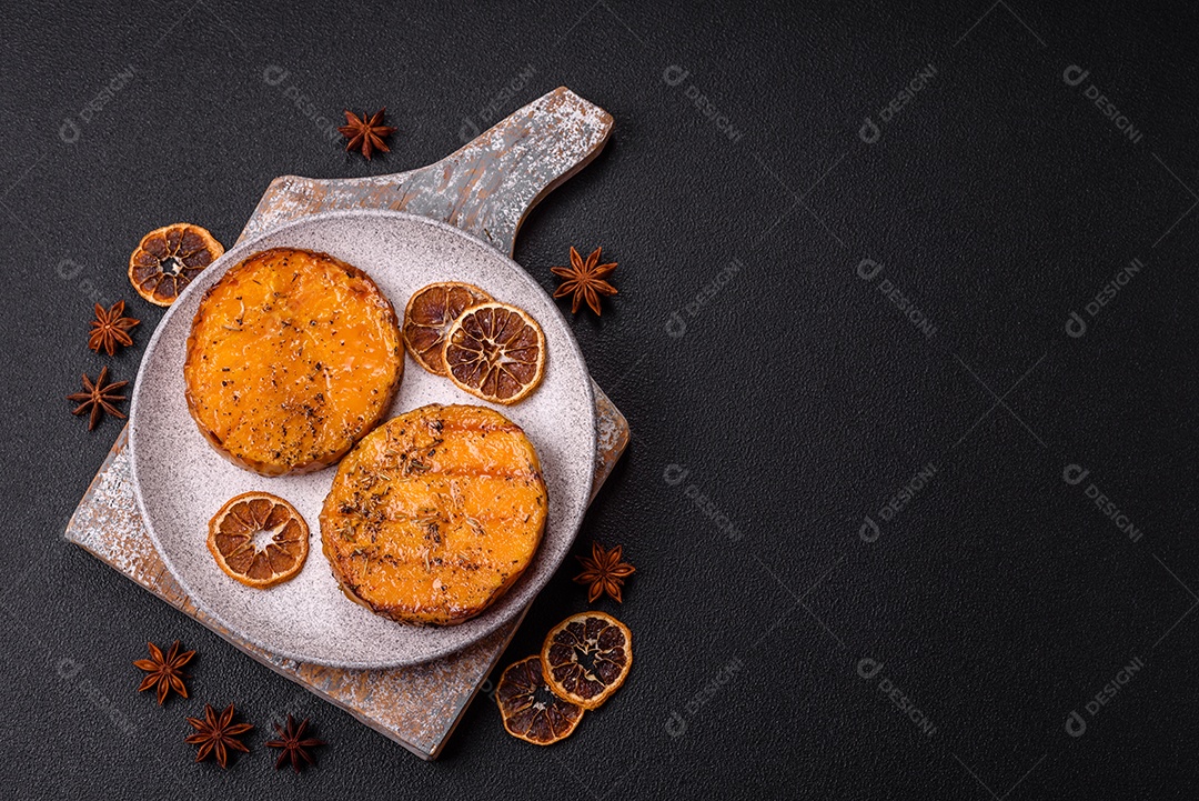 A imagem mostra batata-doce assada no forno