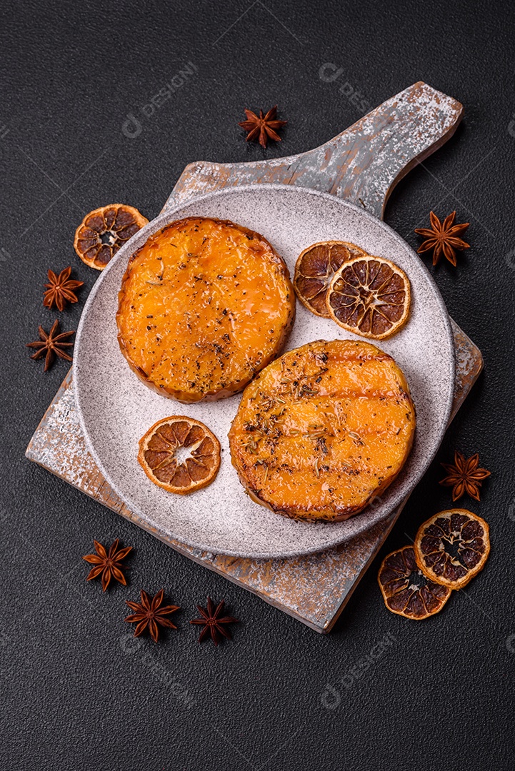 A imagem mostra batata-doce assada no forno