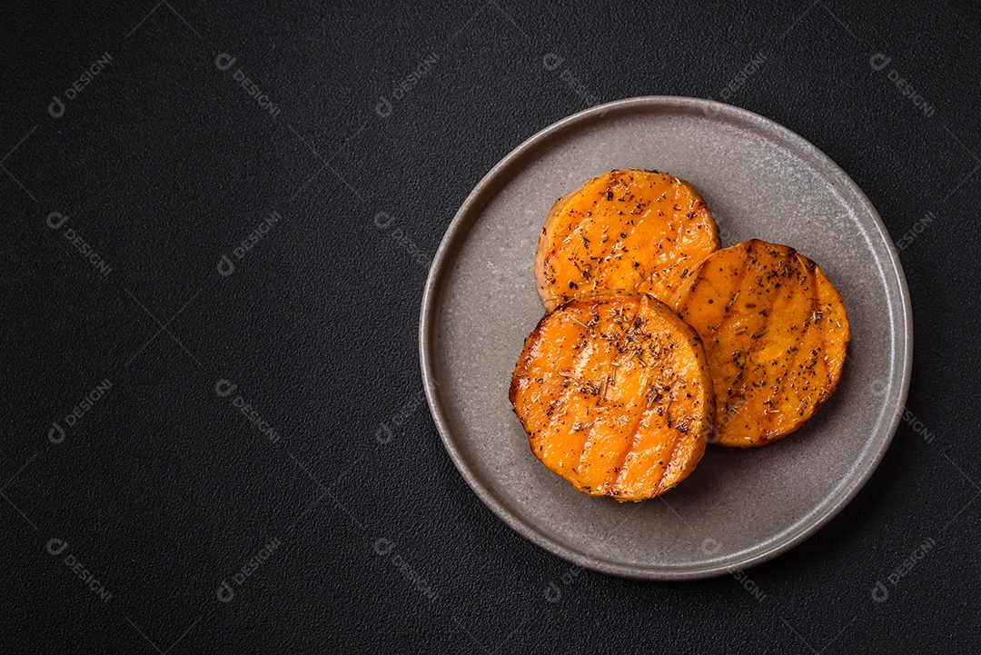 A imagem mostra batata-doce assada no forno