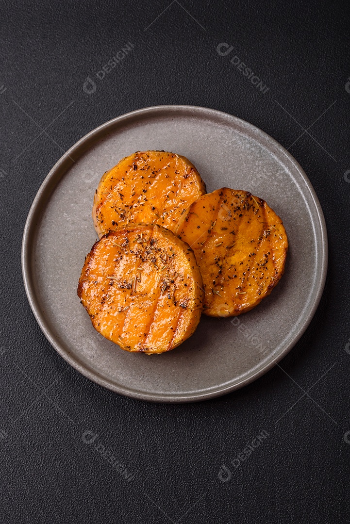 A imagem mostra batata-doce assada no forno