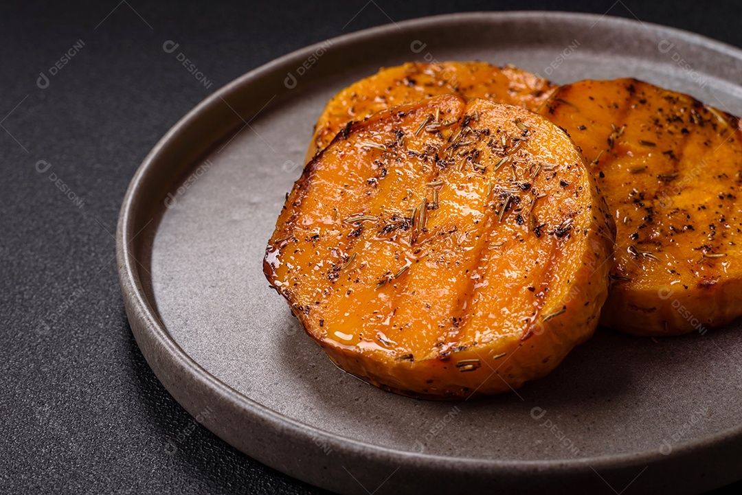 A imagem mostra batata-doce assada no forno