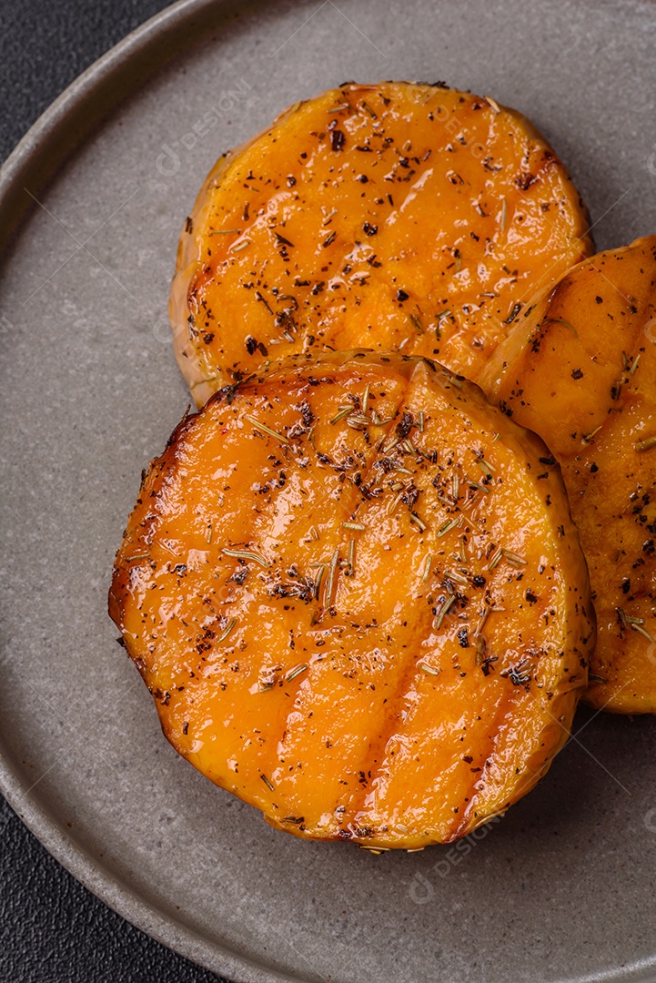 A imagem mostra batata-doce assada no forno