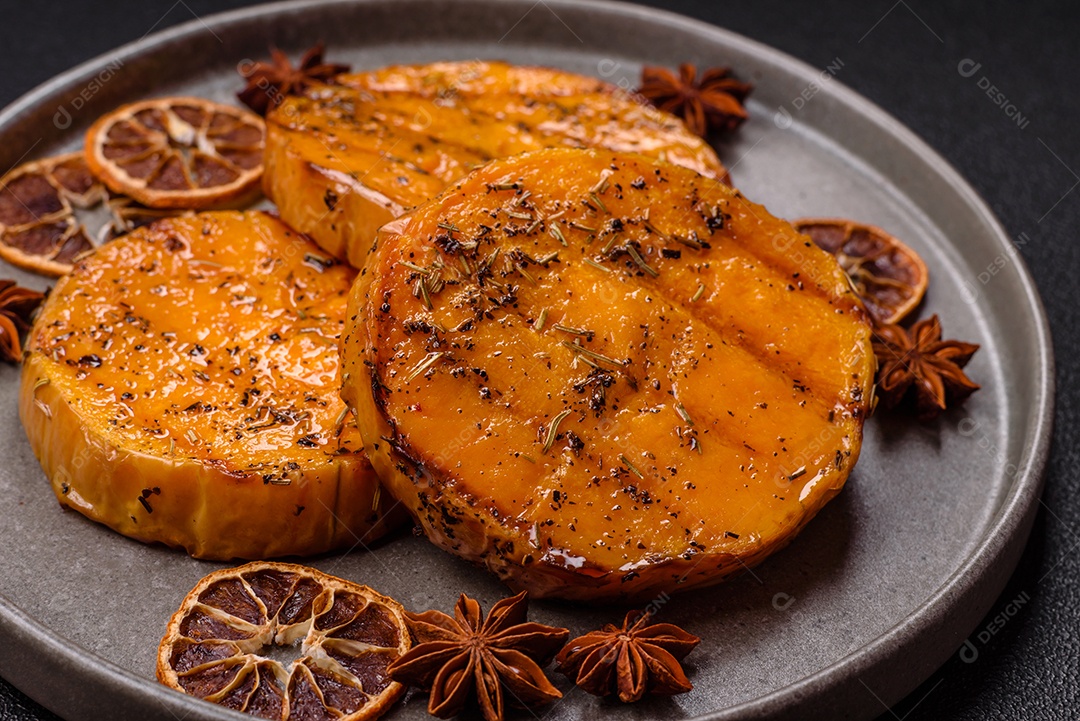 A imagem mostra batata-doce assada no forno