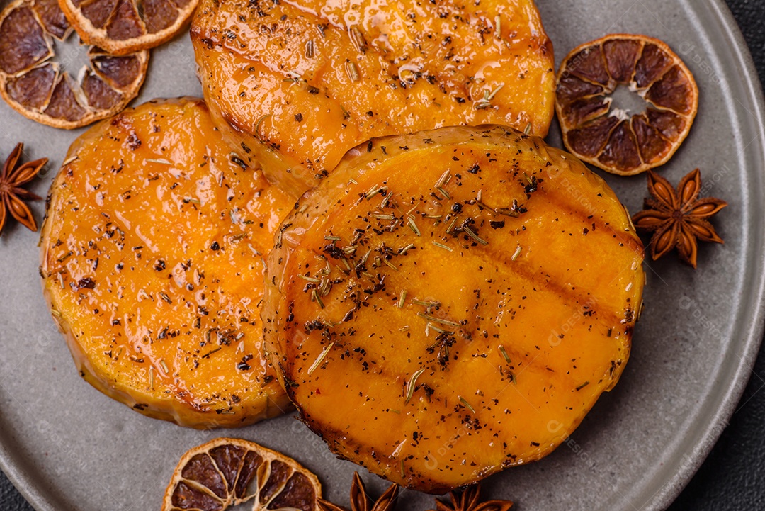 A imagem mostra batata-doce assada no forno