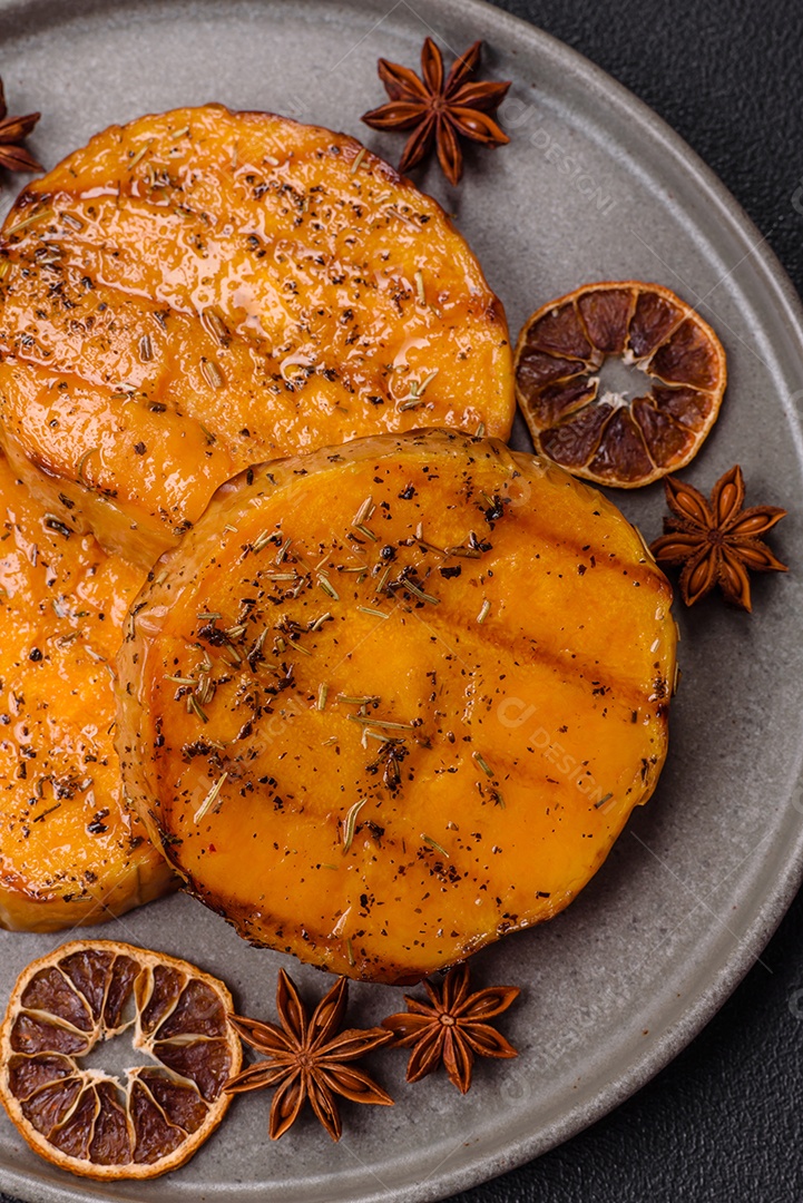 A imagem mostra batata-doce assada no forno