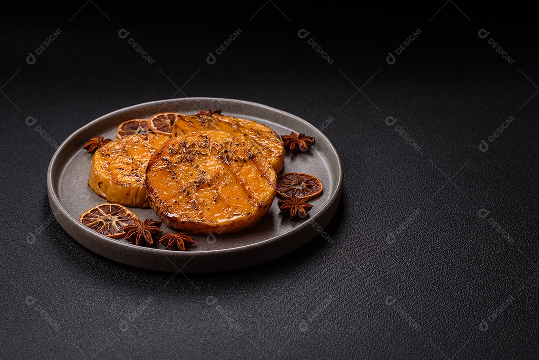 A imagem mostra batata-doce assada no forno