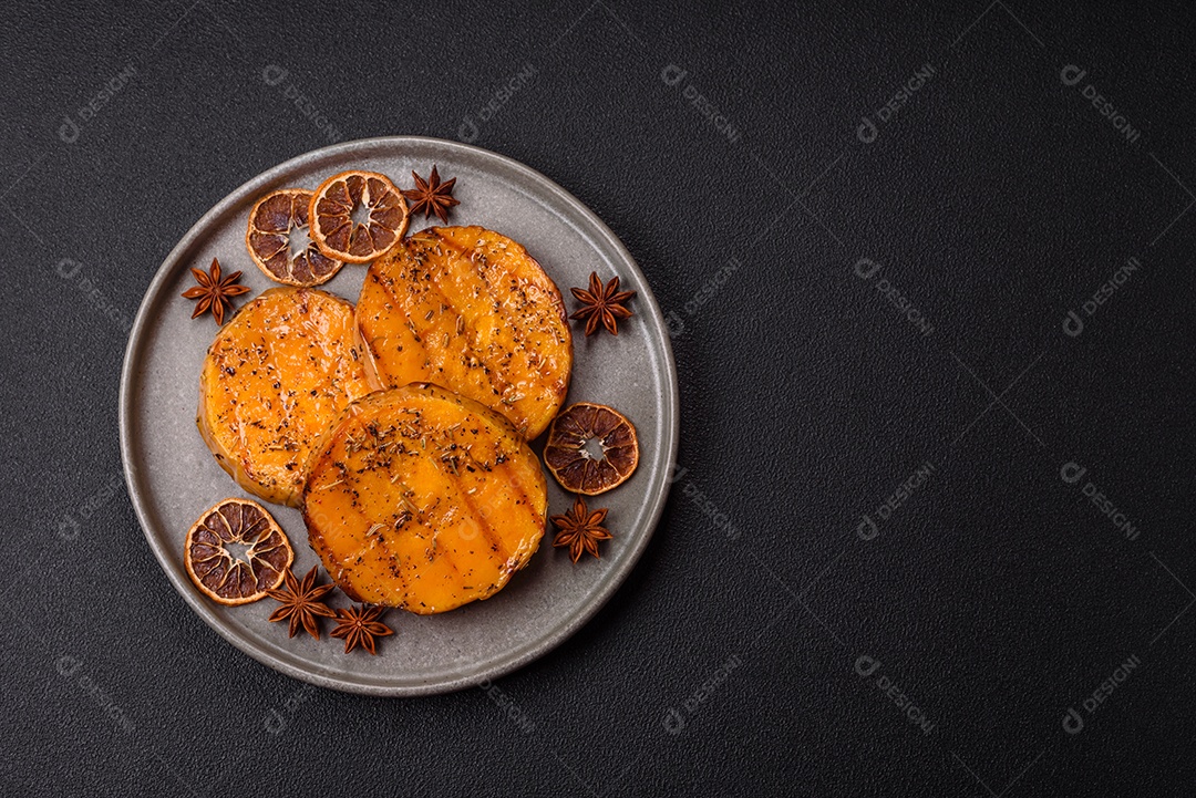 A imagem mostra batata-doce assada no forno