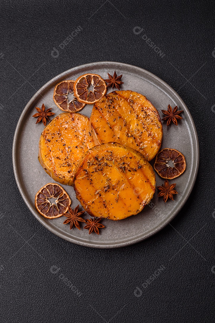 A imagem mostra batata-doce assada no forno