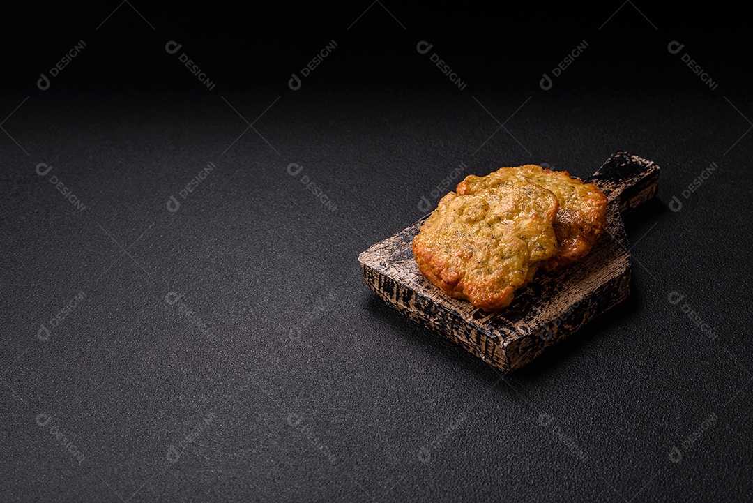 A imagem mostra pedaços de frango frito, acompanhados por tomates cereja e pimenta rosa.