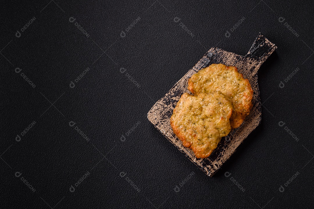 A imagem mostra pedaços de frango frito, acompanhados por tomates cereja e pimenta rosa.