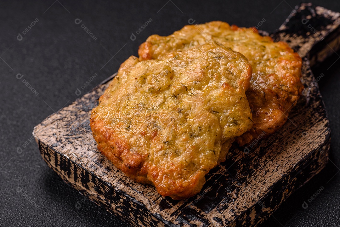 A imagem mostra pedaços de frango frito, acompanhados por tomates cereja e pimenta rosa.