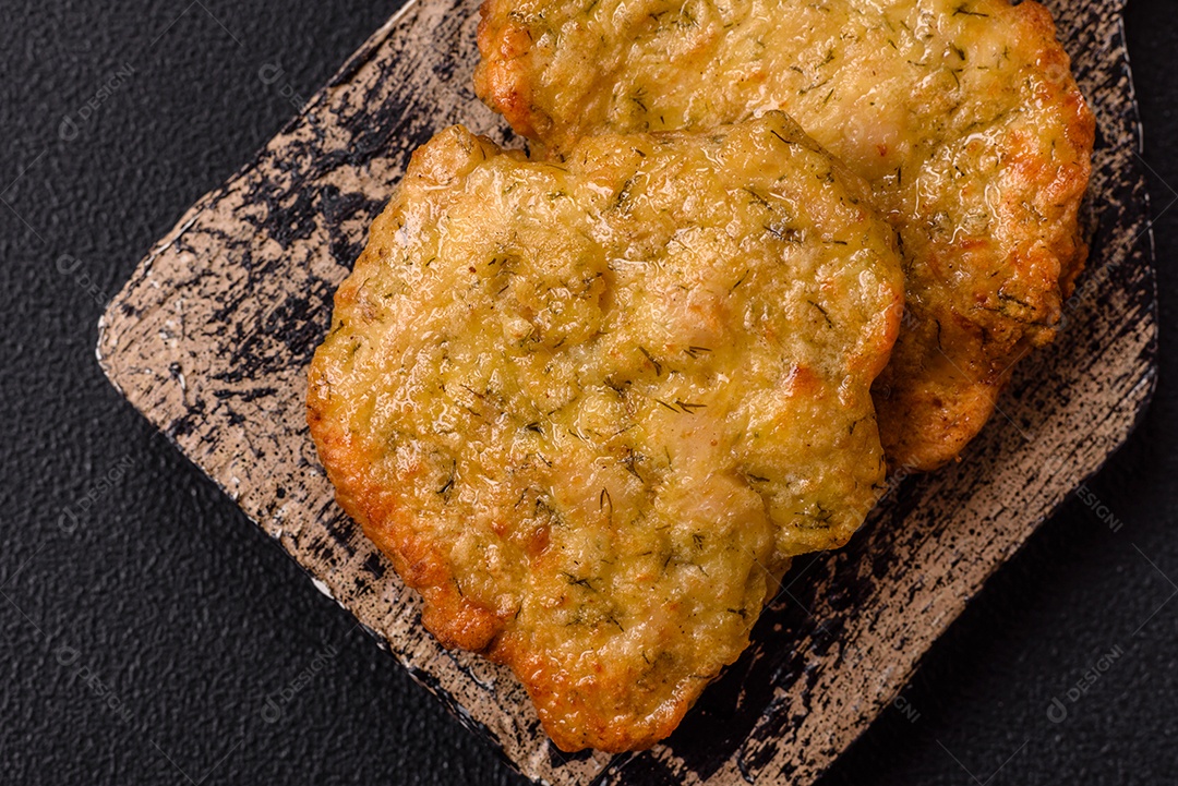 A imagem mostra pedaços de frango frito, acompanhados por tomates cereja e pimenta rosa.