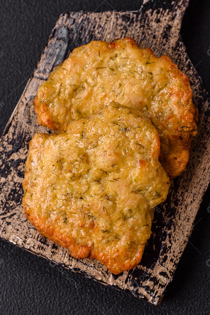 A imagem mostra pedaços de frango frito, acompanhados por tomates cereja e pimenta rosa.