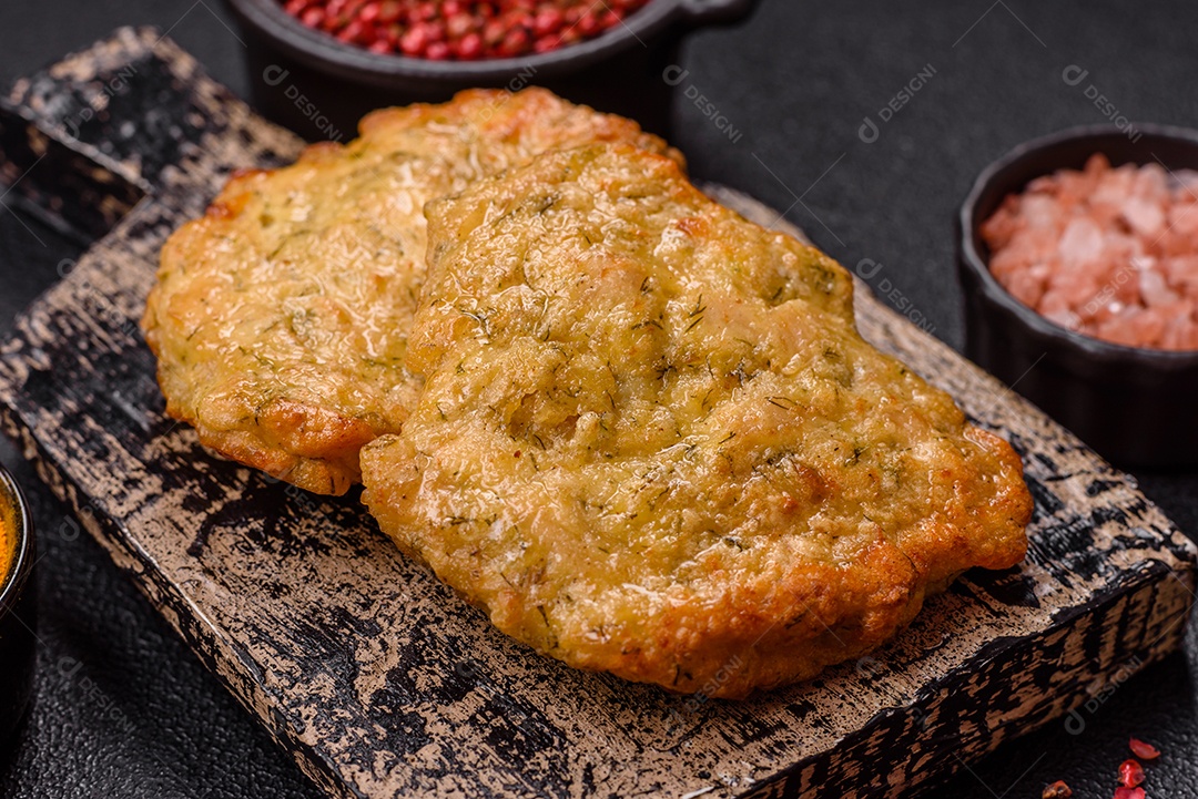 A imagem mostra pedaços de frango frito, acompanhados por tomates cereja e pimenta rosa.