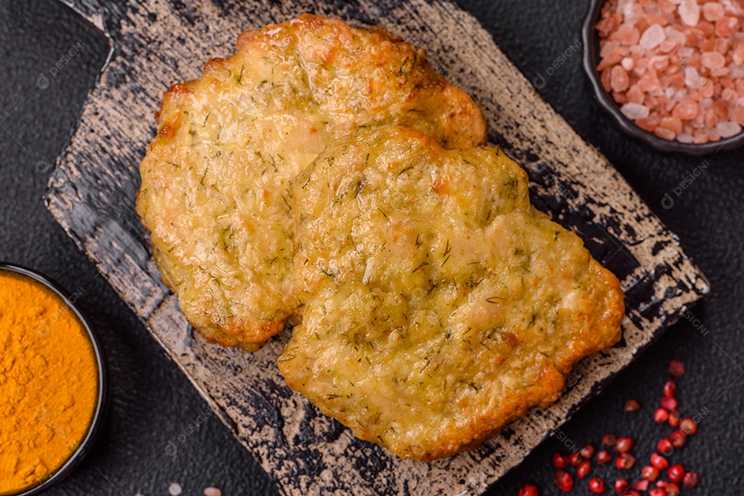 A imagem mostra pedaços de frango frito, acompanhados por tomates cereja e pimenta rosa.